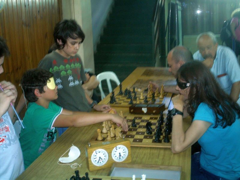 Los chicos jugaron contra ajedrecistas ciegos